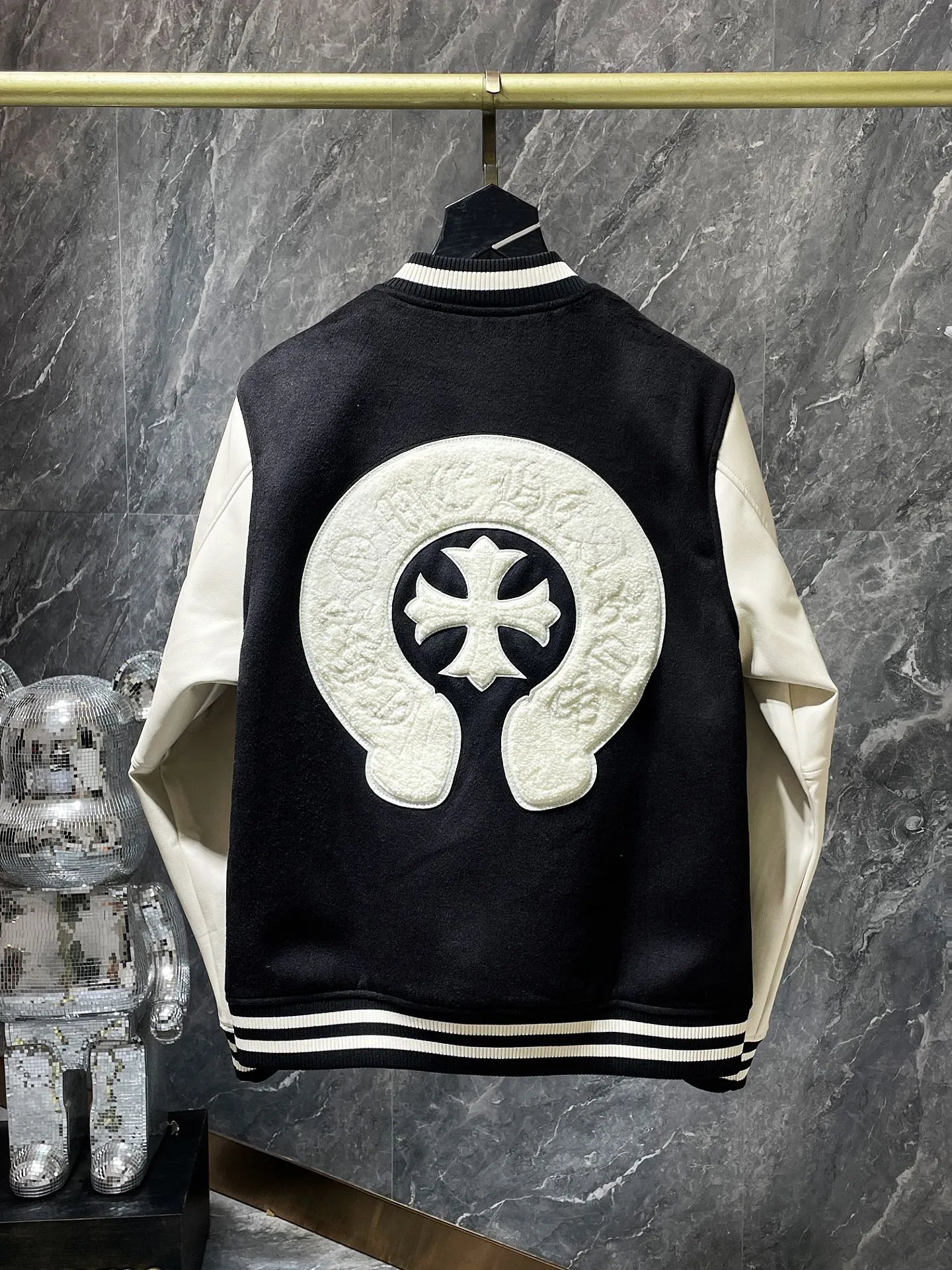 P436 new highest version! Chrome Hearts 🍁Winter clothing is here🍁 Sanskrit cross woolen leather sleeves spliced ​​with baseball embroidery cotton clothing, heavy embroidery ➕ both sleeves and the whole leather. Counter synchronization, heavy industry! ! Customized version of thickened woolen fabric, silk lining, customized version of hardware, not the ordinary version on the market! ! 🌈Recommended color: black and white color matching🌈Code number: S, M, L, XL